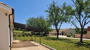 A covered outdoor area with a gravel path leading to a building entrance. - Gîtes de France® - Chez Fanfan (Unknown)