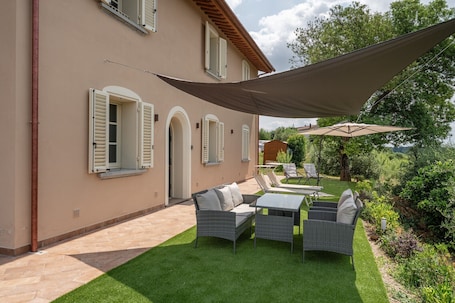 Outdoor dining. Holiday Home 'Oasi al Sole' with Mountain View, Private Garden and Wi-Fi