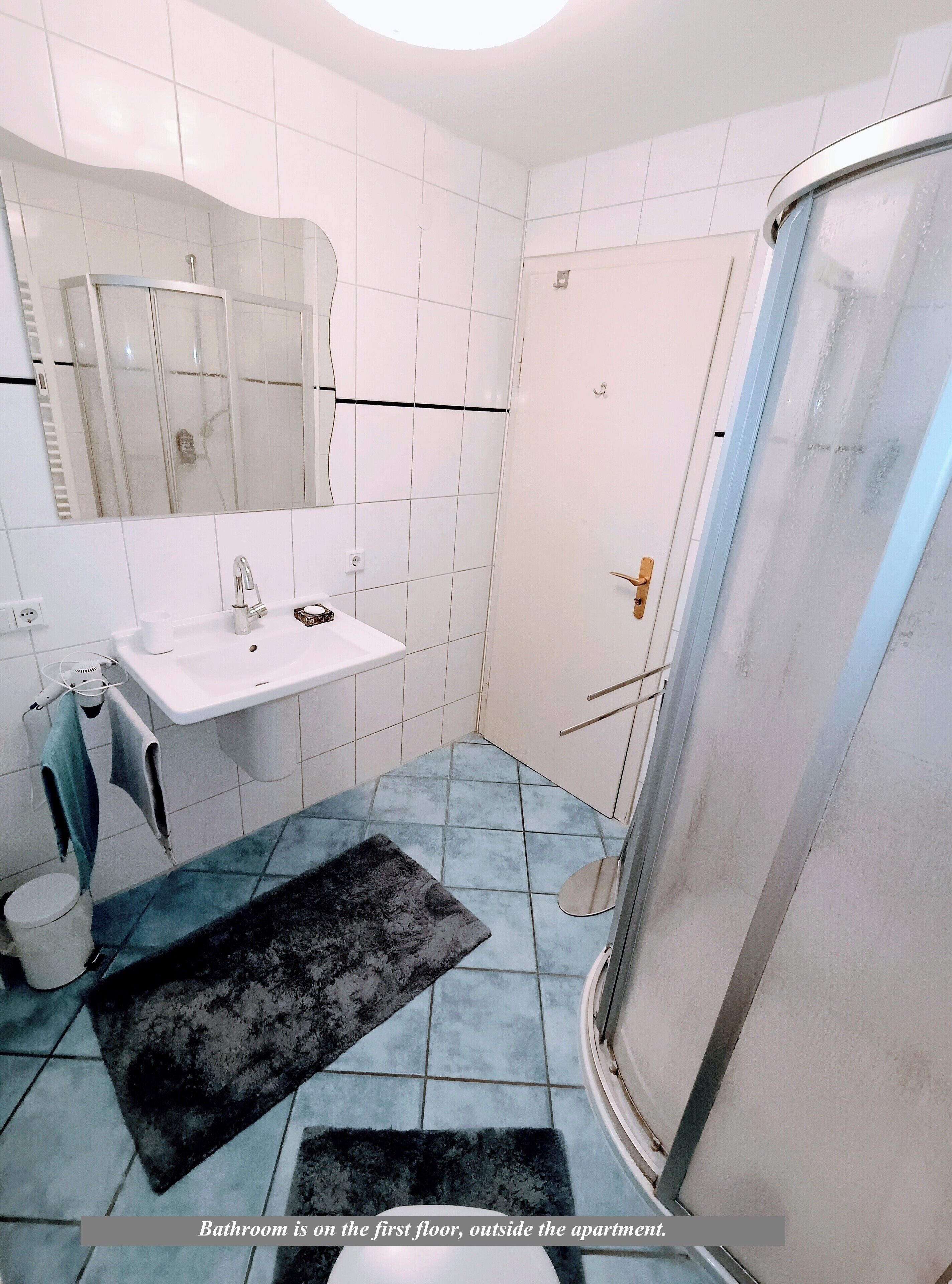 Haartrockner, Handtücher, Seife, Shampoo