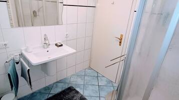 Haartrockner, Handtücher, Seife, Shampoo