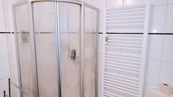 Secador de pelo, toallas, jabón, shampoo