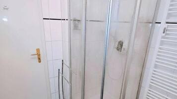 Een haardroger, handdoeken, zeep, shampoo