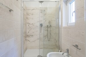 Dusche, kostenlose Toilettenartikel, Haartrockner, Handtücher