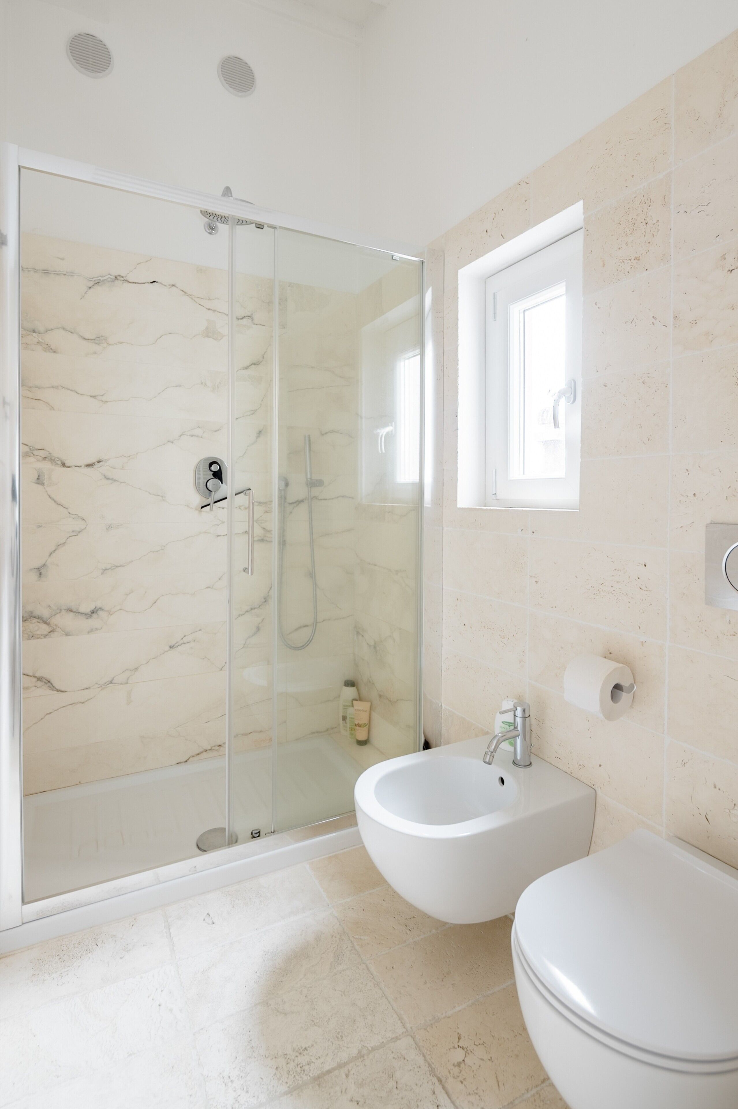 Een douche, gratis toiletartikelen, een haardroger, handdoeken