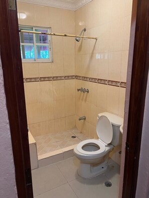 Shower, towels, soap, toilet paper - 3-bedroom house in welcoming San Pedro de Macorís with AC, WiFi (San Pedro de Macorís)
