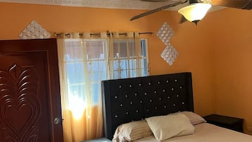 3 habitaciones, tabla de planchar con plancha, wifi y ropa de cama