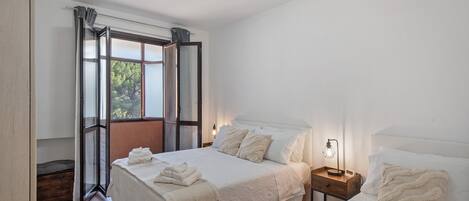 1 habitación, tabla de planchar con plancha, wifi gratis y ropa de cama