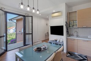 Dining - Apartment 'Tra Monti E Mare' with Mountain View, Wi-Fi and Air Conditioning (Piamboschi)