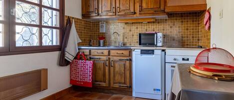 Geladeira, micro-ondas, fogão, lava-louças