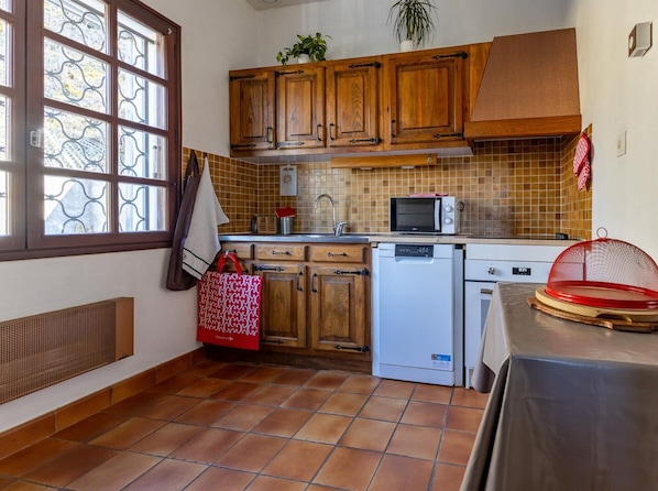 Refrigerador, microondas, horno y lavavajillas 