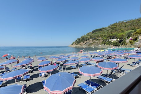 On the beach. Apartment 'B' in Bonassola