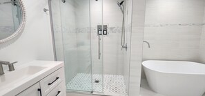 Dusche, Haartrockner, Handtücher, Seife