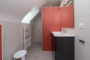 Dusche, Haartrockner, Handtücher