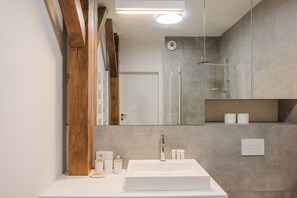 Douche, sèche-cheveux, serviettes fournies