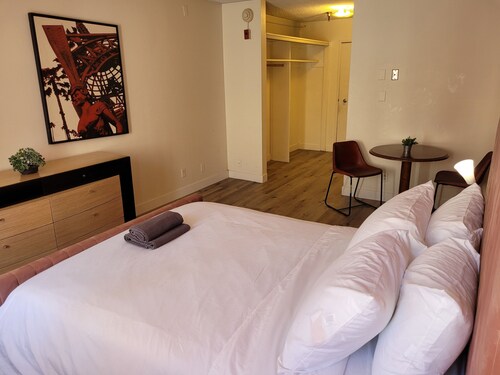 Hotel Style Queen Bed Unit with AC and WiFi in Beverly Hills