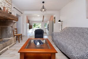 Téléviseur, table de ping-pong