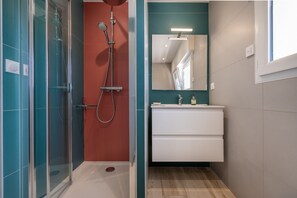 Shower, hair dryer, towels - Charming House 'Au Pied Des Chênes' with Private Terrace, Shared Garden & Wi-Fi (Crach)