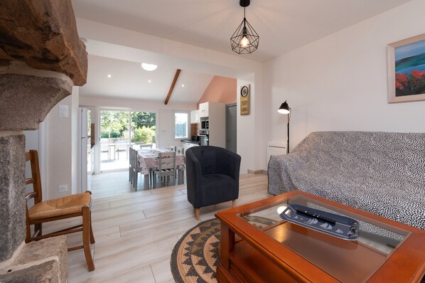 Téléviseur, table de ping-pong