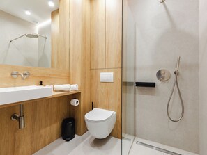 Chuveiro, secador de cabelo, toalhas de banho