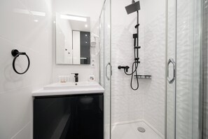 Shower, hair dryer, towels