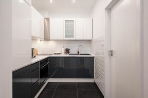 Frigorifero, microonde, forno, piano cottura