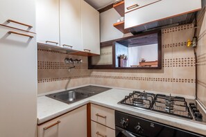 Kühlschrank, Ofen, Herdplatte, Kochgeschirr/Geschirr/Besteck