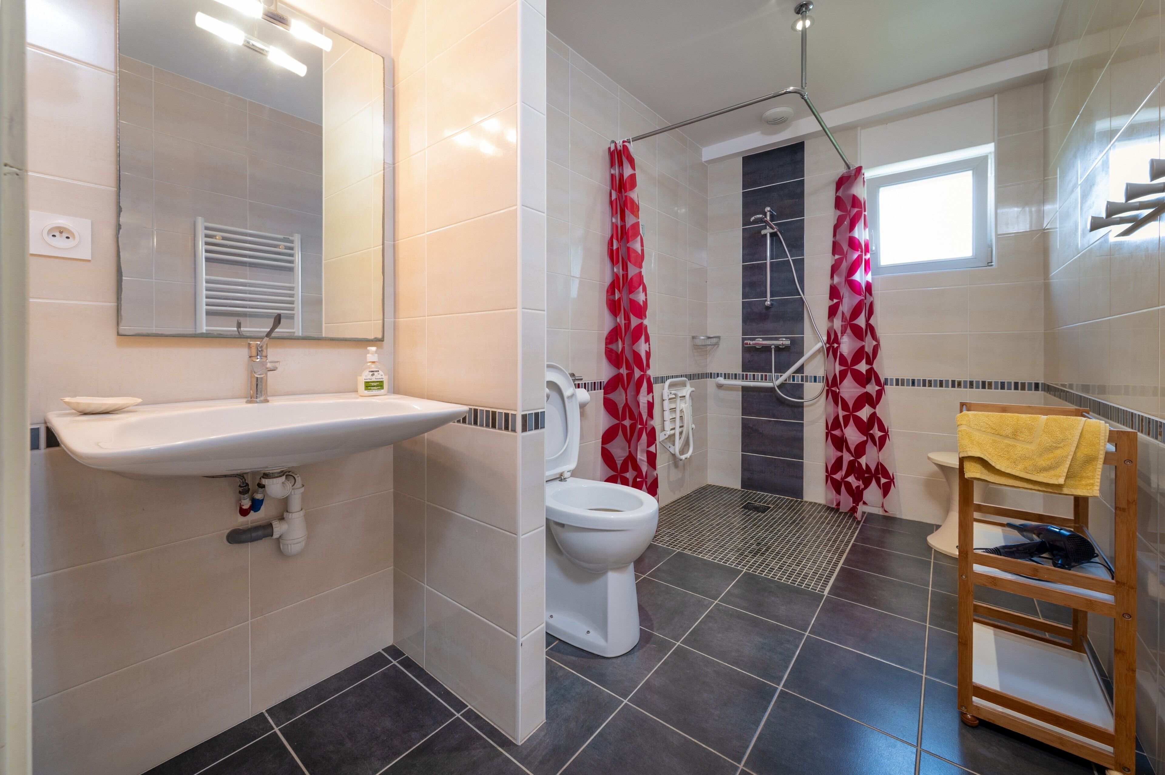 Douche, serviettes fournies