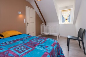 3 bedrooms, free WiFi, bed sheets, wheelchair access