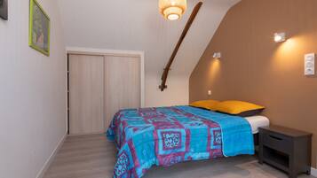 3 bedrooms, free WiFi, bed sheets, wheelchair access