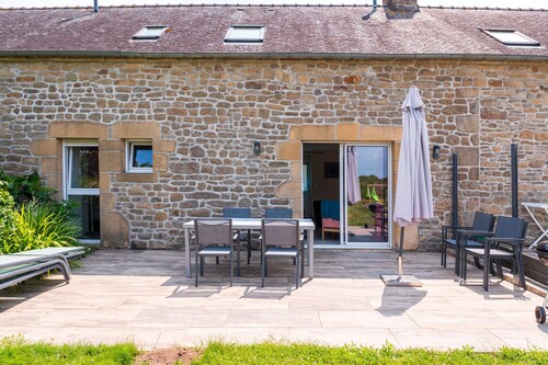 Cottage 'La Clé Du Bonheur' with Private Terrace, Shared Garden and Wi-Fi