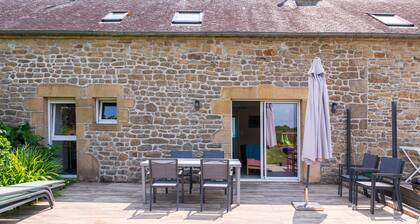 Cottage 'La Clé Du Bonheur' with Private Terrace, Shared Garden and Wi-Fi