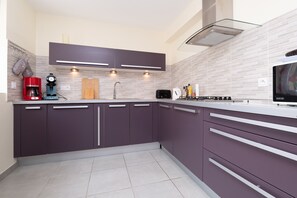 Réfrigérateur, micro-ondes, four, plaque de cuisson