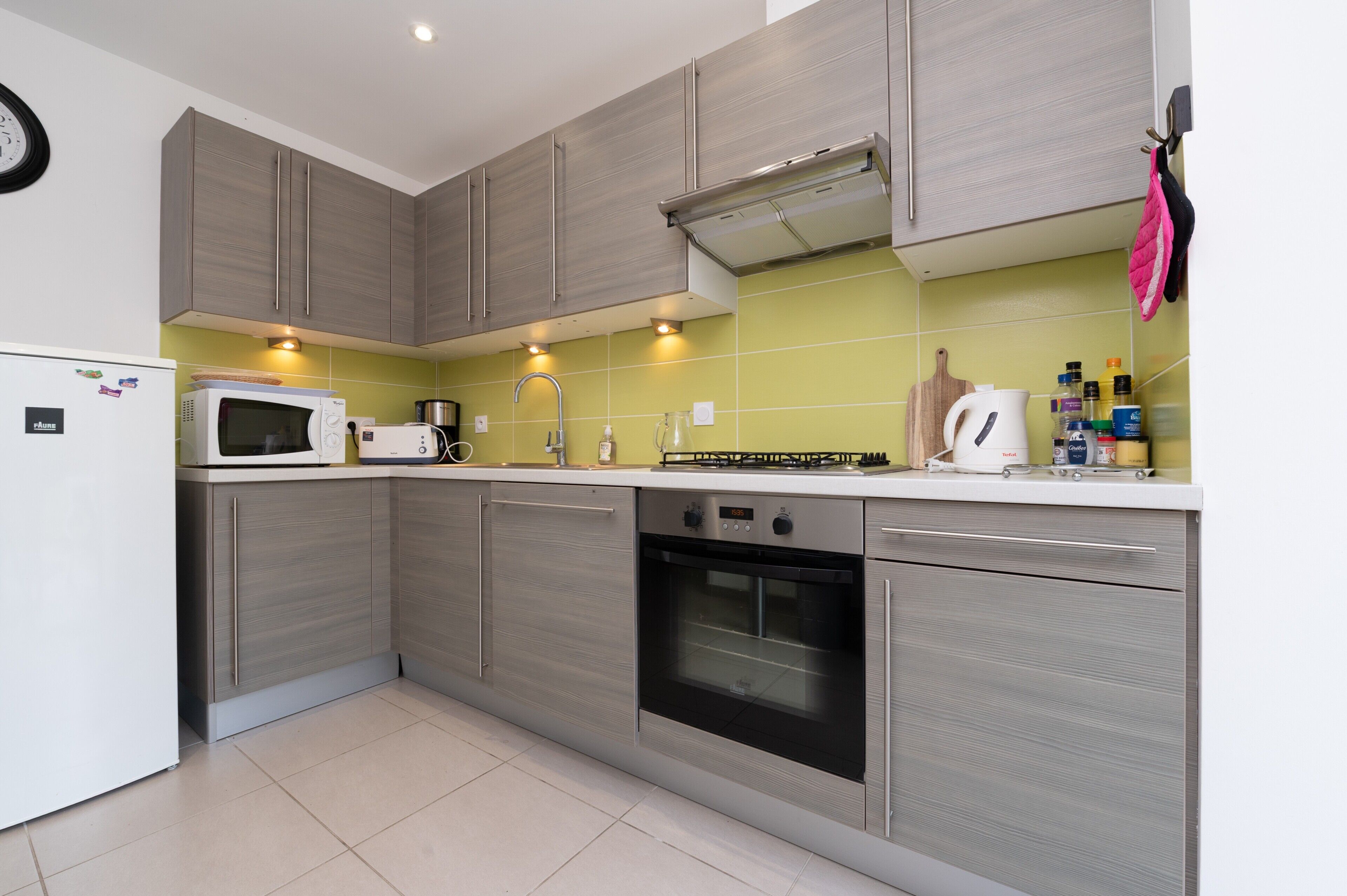 Kühlschrank, Mikrowelle, Ofen, Herdplatte