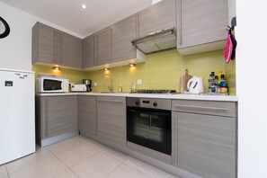 Kylskåp, mikrovågsugn, ugn och spishäll