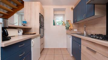 Kühlschrank, Mikrowelle, Ofen, Herdplatte