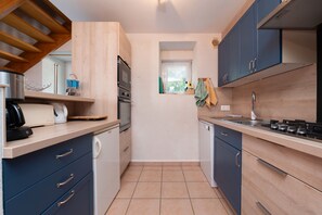 Køleskab, mikrobølgeovn, ovn, kogeplade