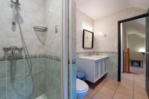 Regadera, secadora de cabello, toallas 