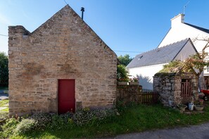 A stone building with a red door, adjacent to a white house with a grey roof. - Cottage 'Mon Nid' with Private Terrace, Shared Garden and Wi-Fi (Crach)