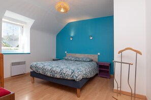 2 bedrooms, free WiFi, bed sheets - Cottage 'Mon Nid' with Private Terrace, Shared Garden and Wi-Fi (Crach)