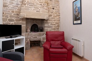 Fernseher, Tischtennisplatte, Stereoanlage