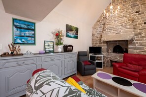 TV, ping pong, stereo - Cottage 'Chez Nous' with Private Terrace, Shared Garden and Wi-Fi (Crach)