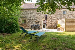 Outdoor dining - Cottage 'Chez Nous' with Private Terrace, Shared Garden and Wi-Fi (Crach)