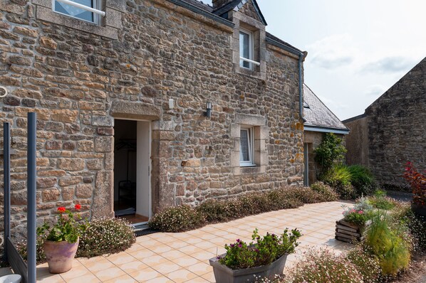 Exterior - Cottage 'Chez Nous' with Private Terrace, Shared Garden and Wi-Fi (Crach)
