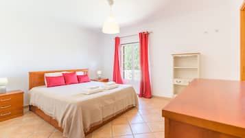 4 bedrooms, iron/ironing board, free WiFi, bed sheets