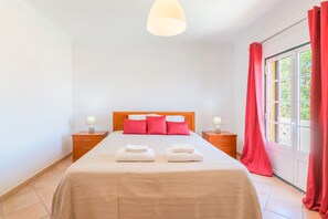 4 chambres, fer et planche à repasser, Wi-Fi gratuit, draps fournis