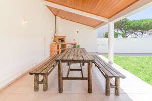 Outdoor dining - Villa 'Nelson E Esperanca' with Private Terrace, Private Garden and Wi-Fi (Vila Nova de Milfontes)