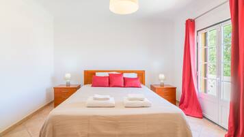 4 slaapkamers, een strijkplank/strijkijzer, gratis wifi, beddengoed