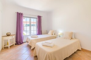 4 chambres, fer et planche à repasser, Wi-Fi gratuit, draps fournis
