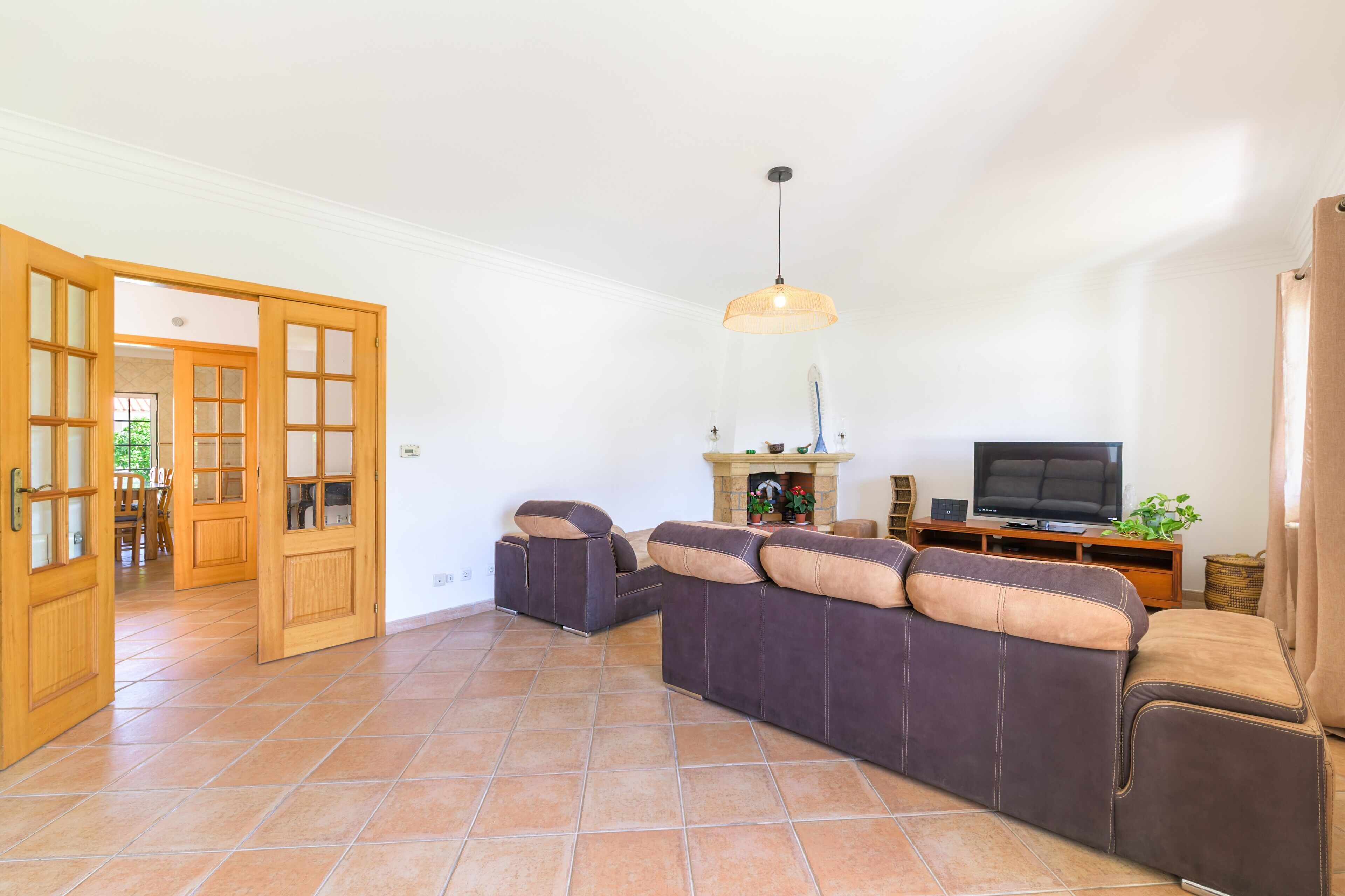 Een televisie en een open haard