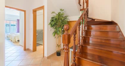 Villa 'Nelson E Esperanca' avec terrasse privée, jardin privé et Wi-Fi